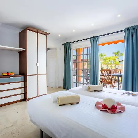 Luxury Villa Luna With Private Heated Pool וילה *