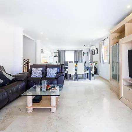 Luxury Villa Luna With Private Heated Pool וילה קיאו סלבאחה